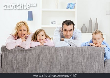 
                Zusammenhalt, Häusliches Leben, Familie, Couch                   