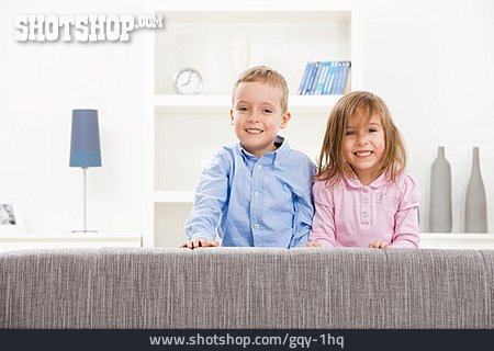 
                Kind, Häusliches Leben, Couch, Geschwister                   