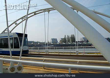 
                Schienenverkehr, öffentliches Verkehrsmittel, Eisenbahnbrücke                   