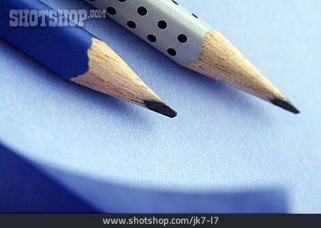 
                Bleistift, Papier, Zettel                   