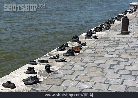 
                Schuhe, Holocaustgedenkstätte, Schuhe Am Donauufer                   