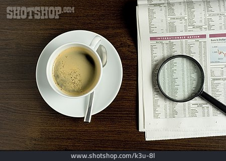 
                Kaffee, Zeitung, Lupe                   