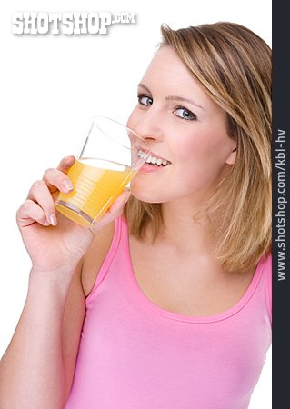 
                Junge Frau, Gesunde Ernährung, Trinken, Orangensaft                   