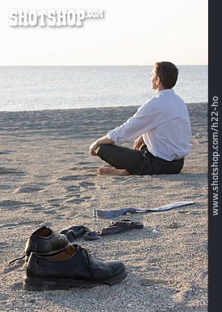 
                Geschäftsmann, Pause & Auszeit, Meditation, Yoga                   