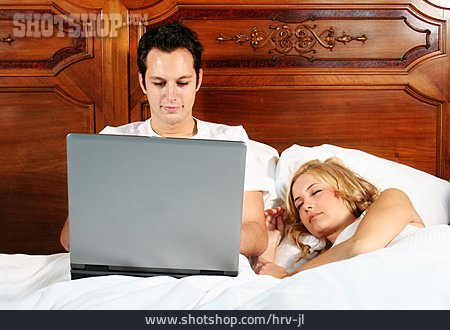 
                Häusliches Leben, Laptop, Liebespaar, Schlafzimmer                   