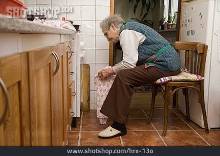 
                Rentnerin, Küche, Backen, Hausfrau                   