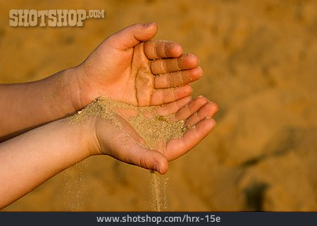 
                Sand, Kinderhand, Rieseln                   