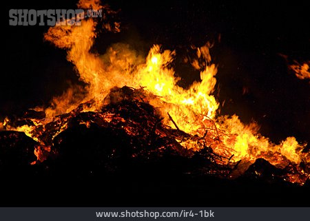 
                Feuer, Lagerfeuer, Osterfeuer                   