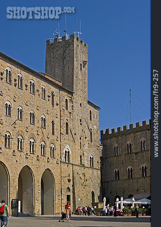 
                Palazzo Dei Priori                   