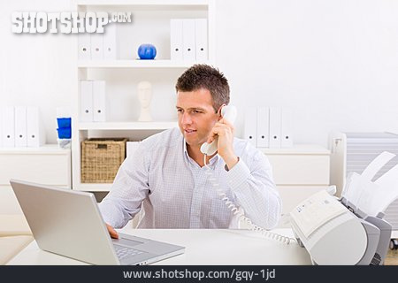 
                Büro & Office, Laptop, Telefonieren, Geschäftsmann                   