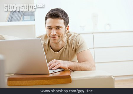 
                Junger Mann, Mann, Laptop                   