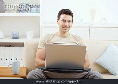 
                Junger Mann, Häusliches Leben, Laptop                   