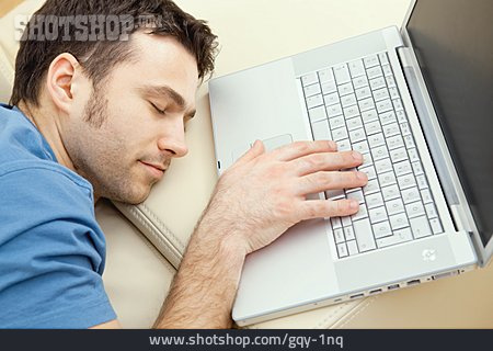 
                Junger Mann, Häusliches Leben, Schlafen, Laptop                   