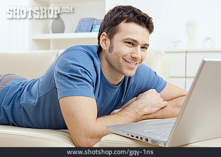 
                Junger Mann, Häusliches Leben, Freizeit & Entertainment, Laptop                   
