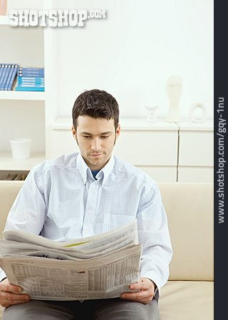 
                Junger Mann, Zeitung, Lesen                   