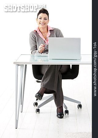 
                Junge Frau, Mobile Kommunikation, Laptop, Schreibtisch                   