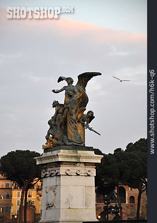 
                Statue, Piazza Venezia, Engelsfigur                   
