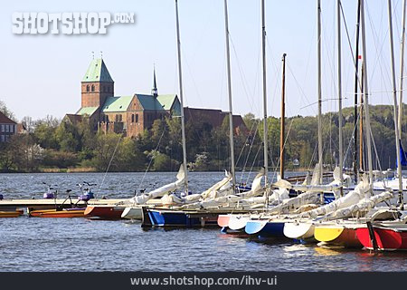 
                Segelboot, Ratzeburger See, Ratzeburger Dom                   