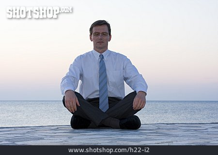 
                Mann, Meditation, Yoga                   