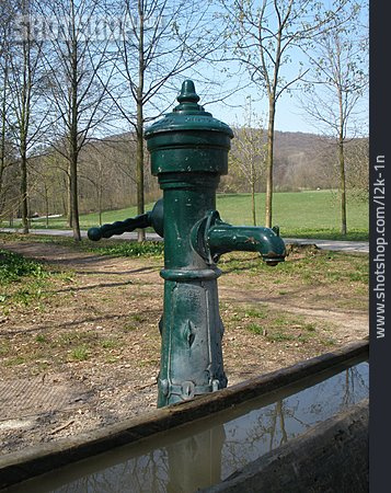 
                Brunnen, Hydrant                   