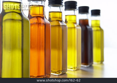 
                Essig, Olivenöl, Balsamico-essig                   