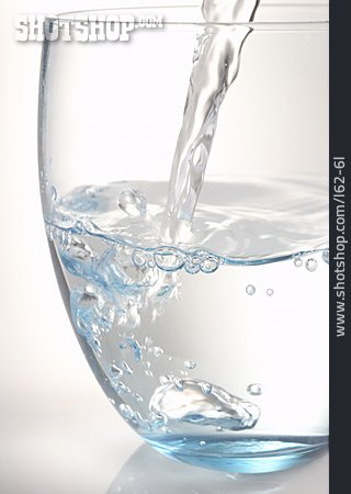 
                Wasser, Eingießen, Wasserglas                   