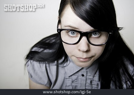 
                Junge Frau, Brille, Schüchtern, Brillenträgerin                   