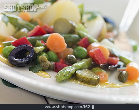 
                Salat, Tapas, Mediterrane Küche, Russischer Salat                   
