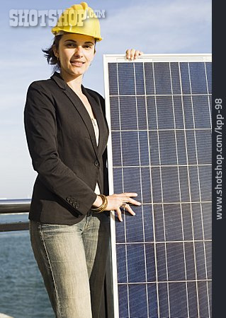 
                Technik & Technologie, Sonnenenergie, Geschäftsfrau, Photovoltaikanlage                   