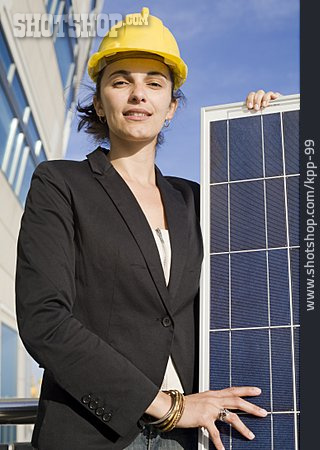 
                Technik & Technologie, Sonnenenergie, Geschäftsfrau, Photovoltaikanlage                   