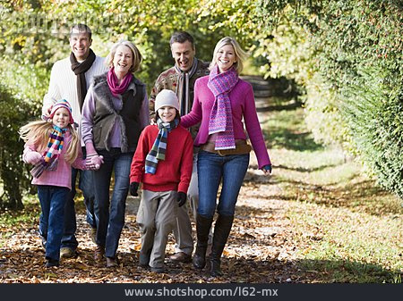 
                Familie, Generation, Waldspaziergang, Familienausflug                   