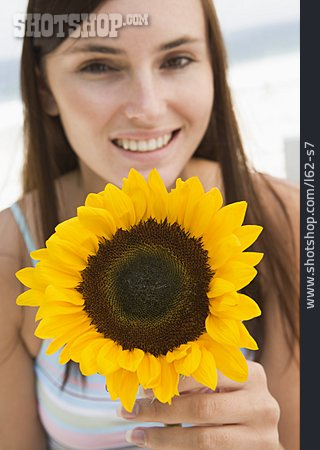 
                Junge Frau, Sonnenblume, Sommerlich                   