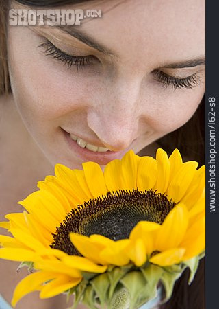 
                Junge Frau, Sonnenblume, Riechen                   
