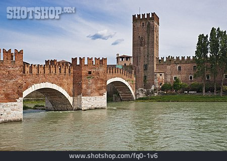 
                Verona, Castelvecchio, Ponte Scaligero                   
