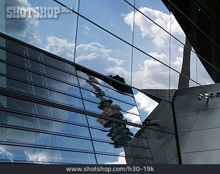 
                Spiegelung, Glasfassade, München, Olympiaturm                   