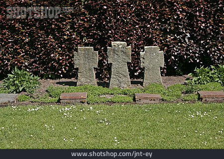 
                Mahnmal, Soldatenfriedhof                   