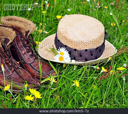 
                Blumenwiese, Schuhe, Strohhut                   