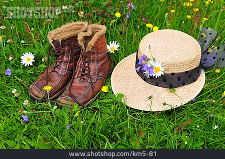 
                Blumenwiese, Schuhe, Strohhut                   