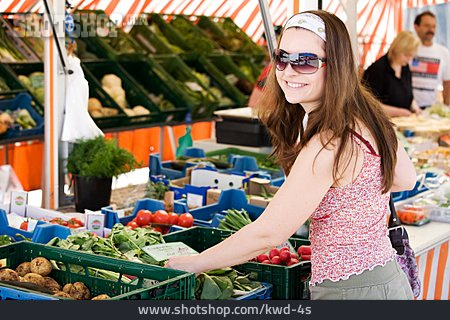 
                Einkauf & Shopping, Wochenmarkt, Kundin, Gemüsekauf                   