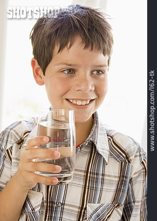 
                Junge, Trinken, Mineralwasser, Wasserglas                   