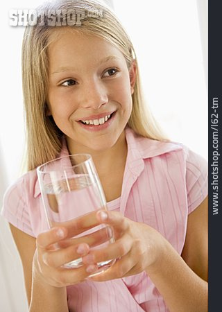 
                Mädchen, Trinken, Mineralwasser                   