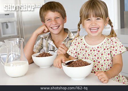 
                Gesunde Ernährung, Frühstück, Cerealien, Geschwister                   