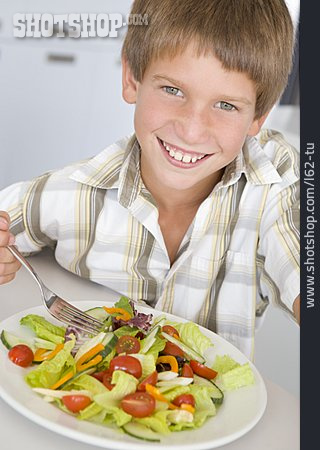 
                Junge, Gesunde Ernährung, Gemischter Salat                   