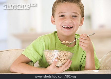 
                Junge, Gesunde Ernährung, Cerealien                   