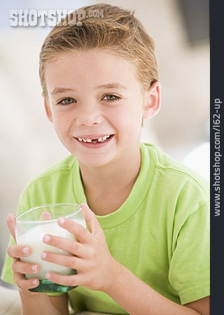 
                Junge, Gesunde Ernährung, Trinken, Milch, Zahnlücke                   