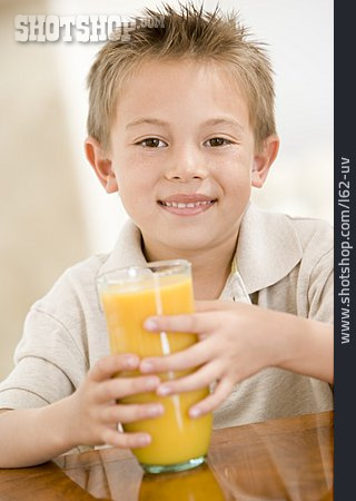 
                Junge, Essen & Trinken, Trinken, Orangensaft                   
