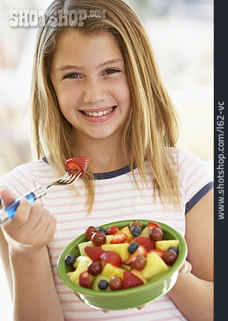 
                Mädchen, Gesunde Ernährung, Obstsalat                   