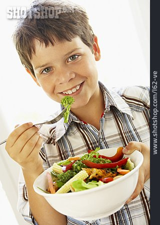 
                Junge, Gesunde Ernährung, Rohkost                   