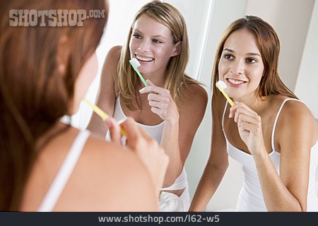 
                Junge Frau, Zahnpflege, Mundhygiene, Zähneputzen                   