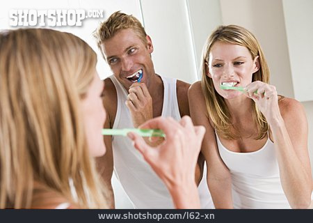 
                Paar, Zahnpflege, Mundhygiene, Zähneputzen                   